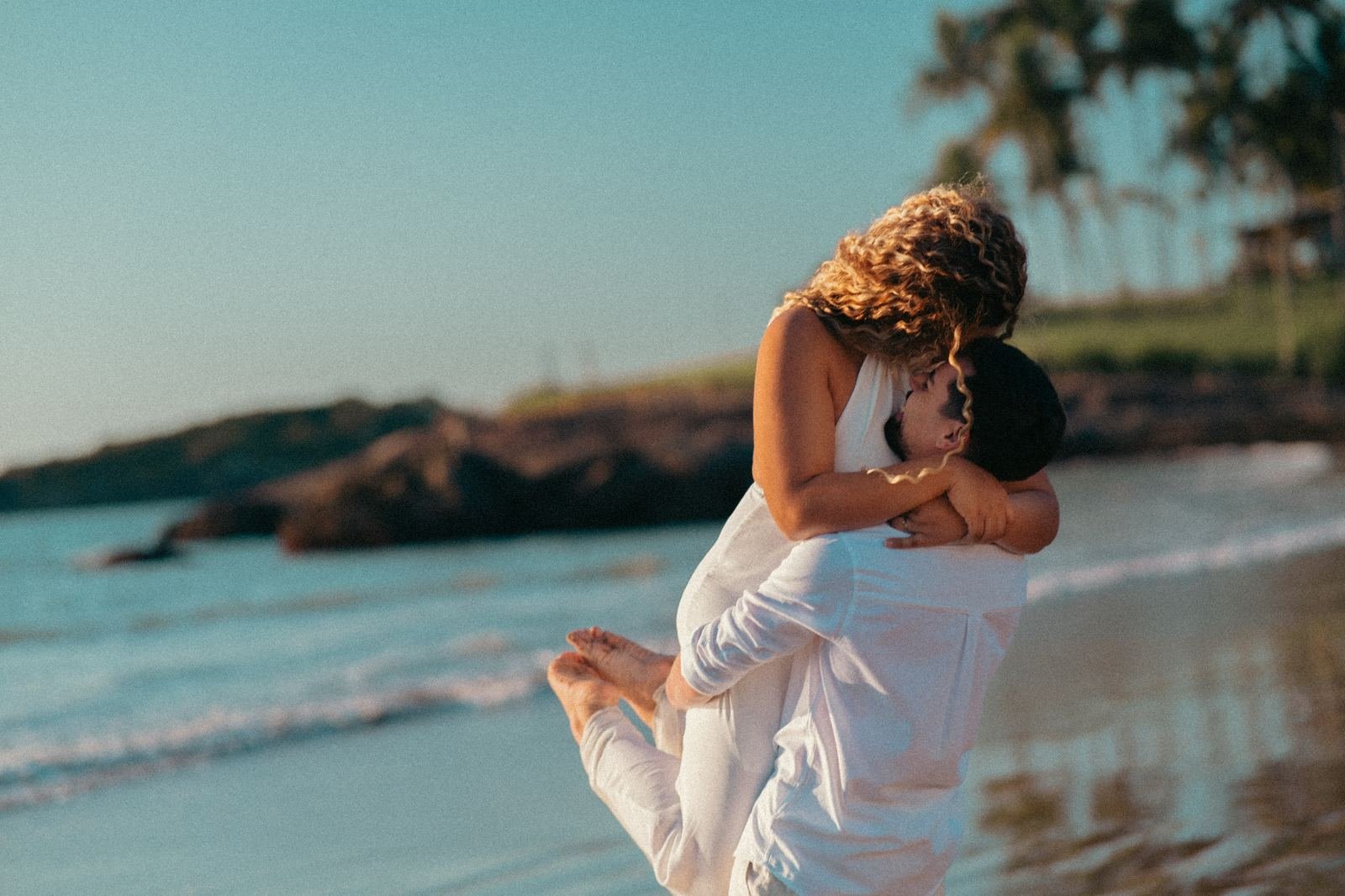 Luiz carregando Gabi no colo na praia